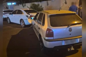 Idoso embriagado bate em carro e tenta fugir em Jataí