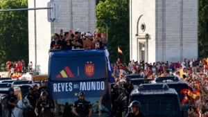 Espanha desembarca em Madri e inicia carreata do título da Copa do Mundo