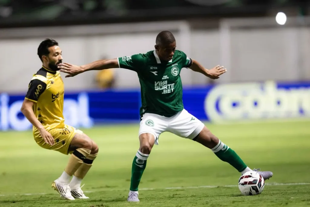 Goiás evita derrota nos minutos finais e empata com o Sport