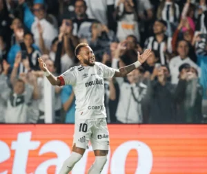 Neymar volta a fazer gol e provoca com gesto de pôquer