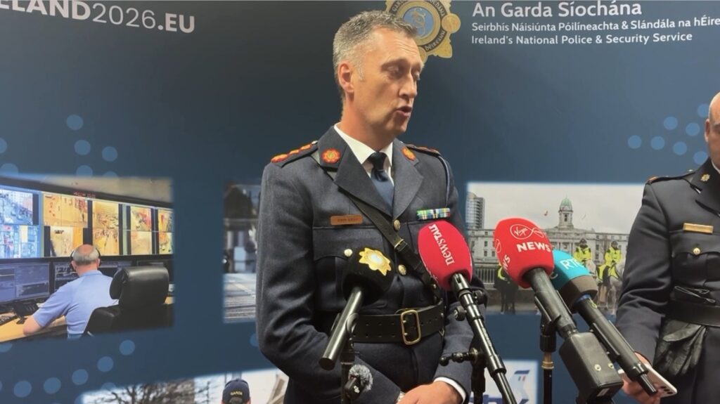 Polícia irlandesa descobre bomba em veículo perto da fronteira