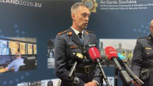 Polícia irlandesa descobre bomba em veículo perto da fronteira