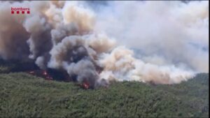 Incêndio na turística costa da Catalunha obriga várias cidades ao confinamento