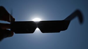 Óculos para observar eclipse apresentam ‘irregularidades’ na França