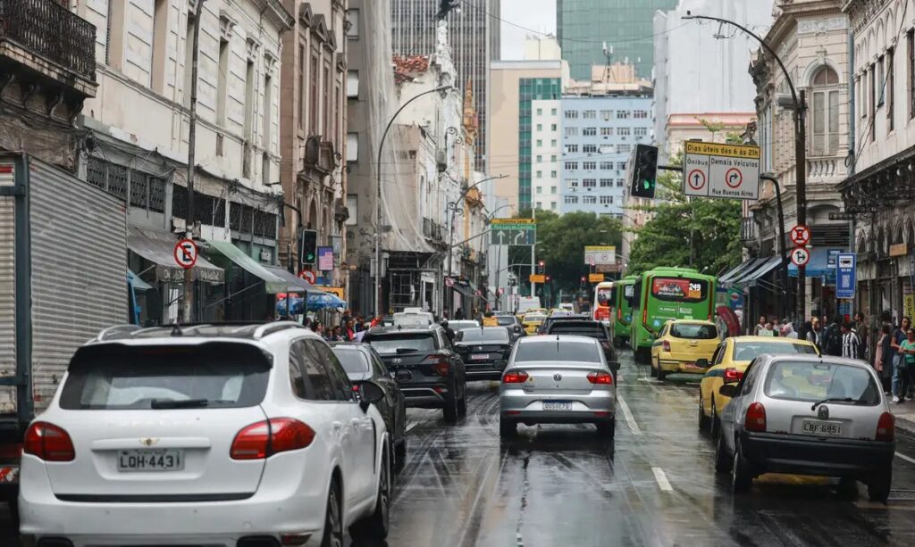 Adesivo eleitoral pode afetar cobertura do seguro do carro