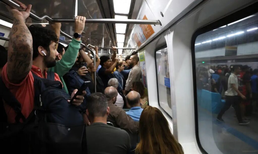 Trens, metrô e VLT antecipam pico por ventania no Rio