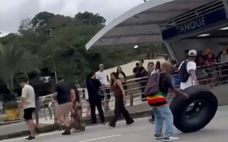 Mulher morre após ser atingida por roda que se soltou de ônibus do BRT, no Rio