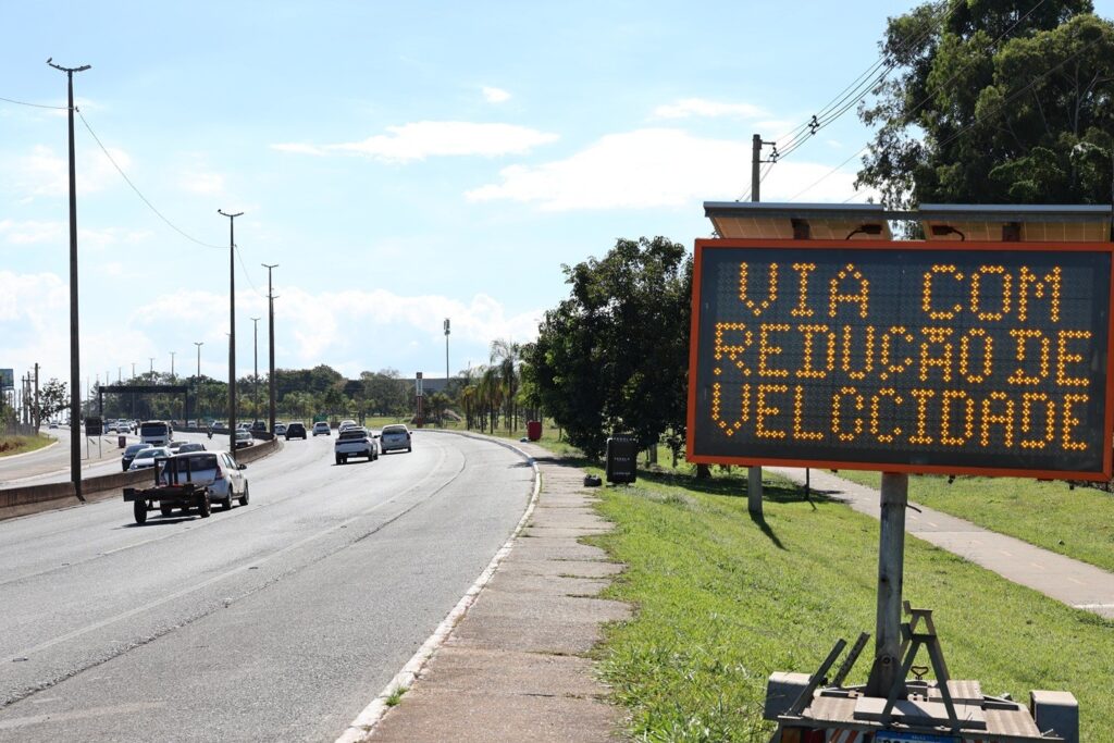 Instalação de semáforos na Via JK é suspensa para estudo
