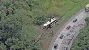 Grávida de quatro meses está entre os mortos em acidente de ônibus em Petrópolis (RJ)