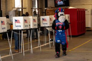 Democratas votam em primárias no Michigan, estado crucial nas legislativas