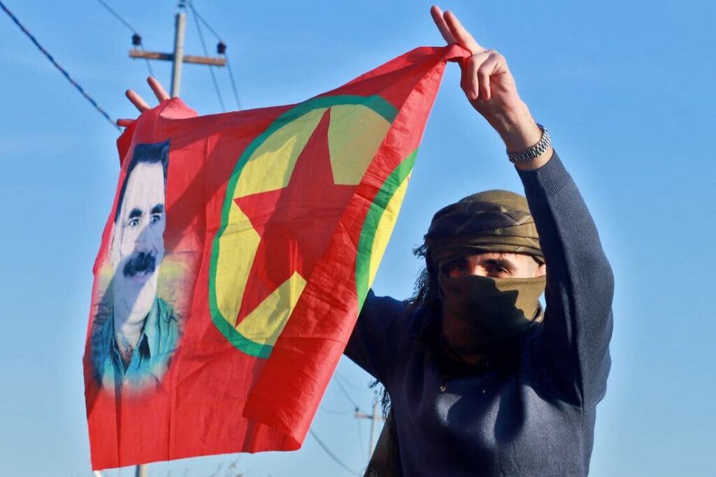 Turquia aprova lei histórica para reintegrar combatentes do PKK curdo