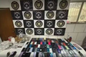 Policial penal é preso sob suspeita de facilitar entrada de drogas e celulares em presídios do Rio