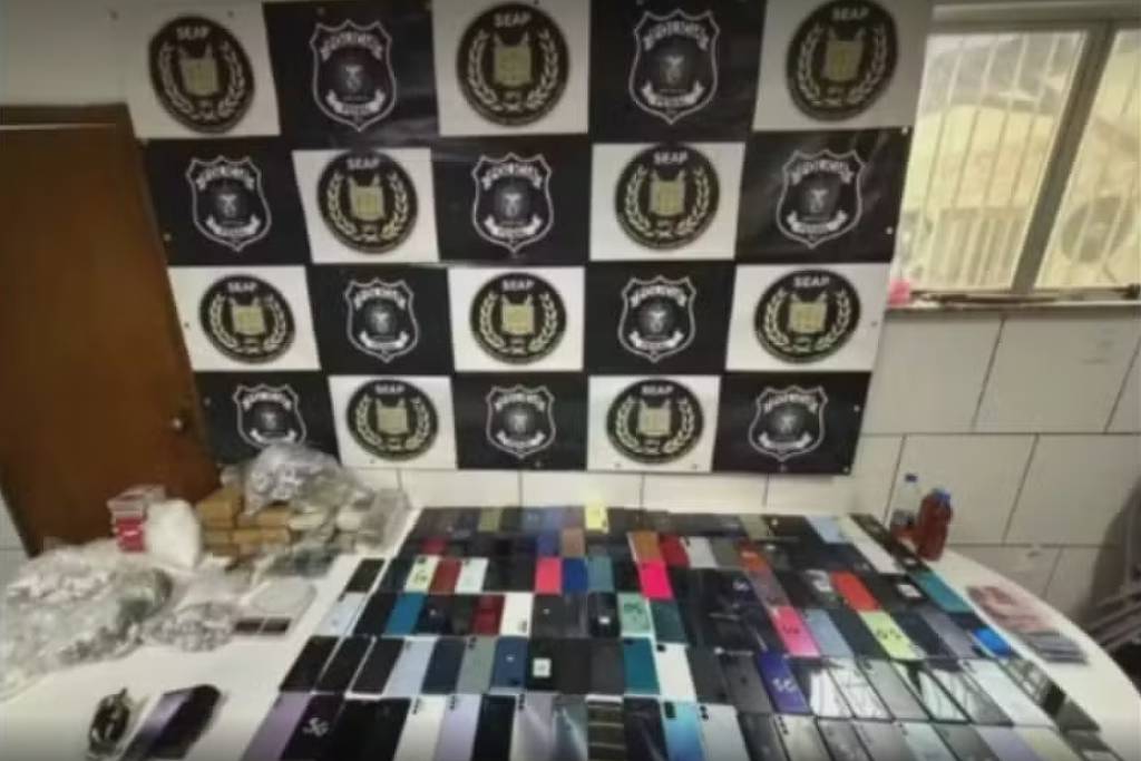 Policial penal é preso sob suspeita de facilitar entrada de drogas e celulares em presídios do Rio