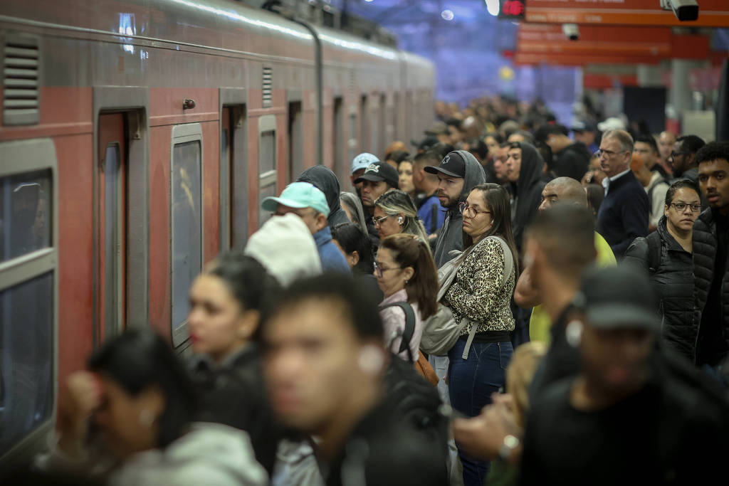 Passageiros enfrentam superlotação, desinformação e atraso durante greve de trens em SP