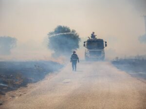 Bombeiros lutam para conter incêndio ao noroeste de Atenas