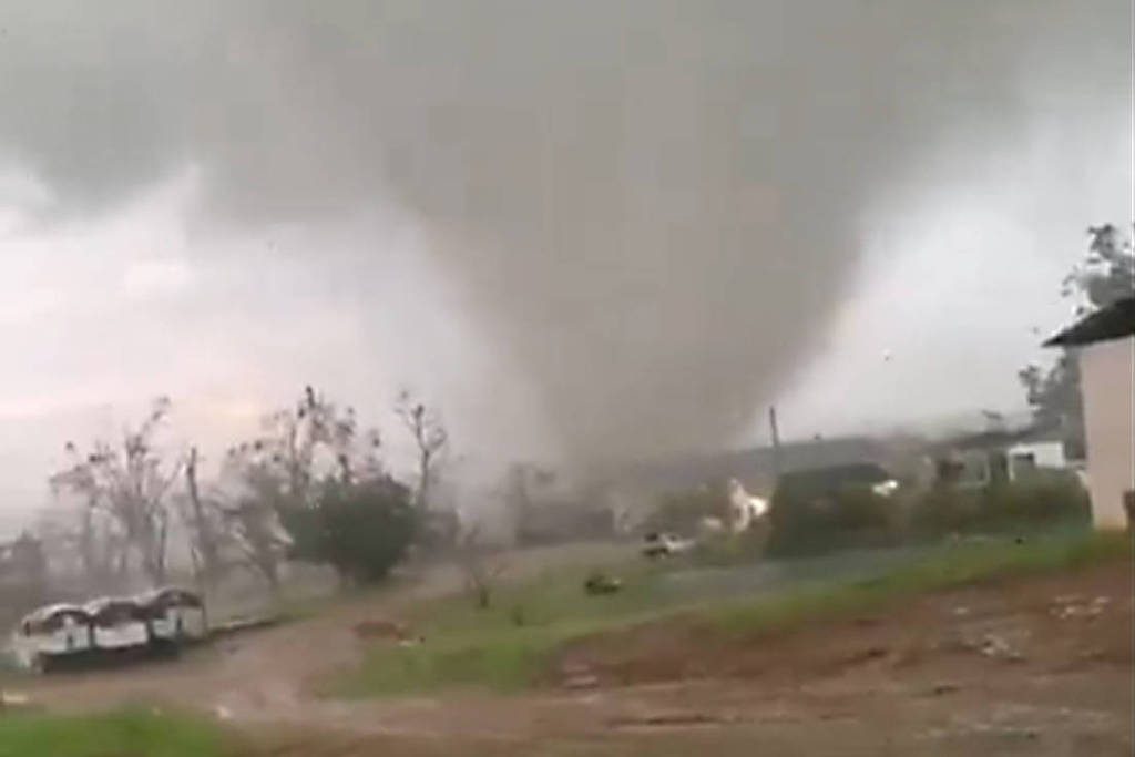 Tornado atinge cidade no RS, e Defesa Civil emite alerta máximo para Porto Alegre e região
