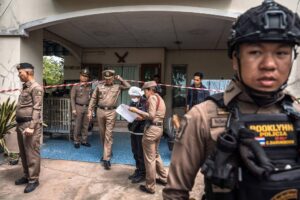 Adolescente mata avós, alunos e professores em escola na Tailândia