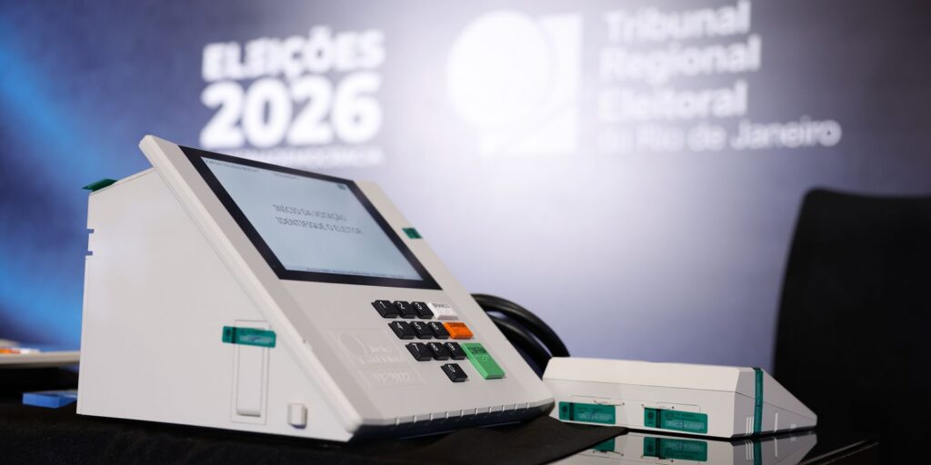 Eleitores que moram no exterior podem solicitar voto em trânsito