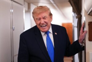 Ministro grego elogia Trump por endurecer política migratória na Europa