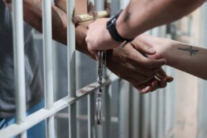 Homem com mandado por furto é preso após ser flagrado danificando impressora em Ceilândia