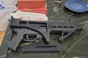 PF apreende impressora 3D que faz armas em operação contra esquema de R$ 180 mi em cartões clonados