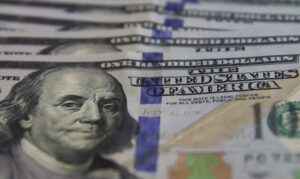 Dólar sobe e Bolsa cai nesta sexta com dados dos EUA e tensão no cenário doméstico