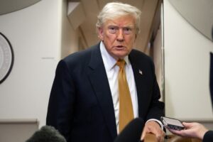 Trump diz que vai declarar “em breve” Estreito de Ormuz como “território dos Estados Unidos”