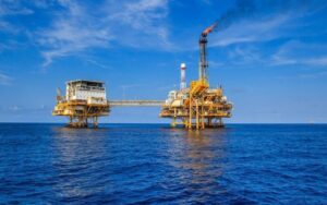 Petróleo sobe mais de 3% e volta a ficar acima de US$ 90 com ameaças entre EUA e Irã