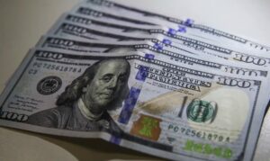 Dólar vai a R$ 5,22 em dia negativo para divisas emergentes; Bolsa tem pior sequência em 3 anos