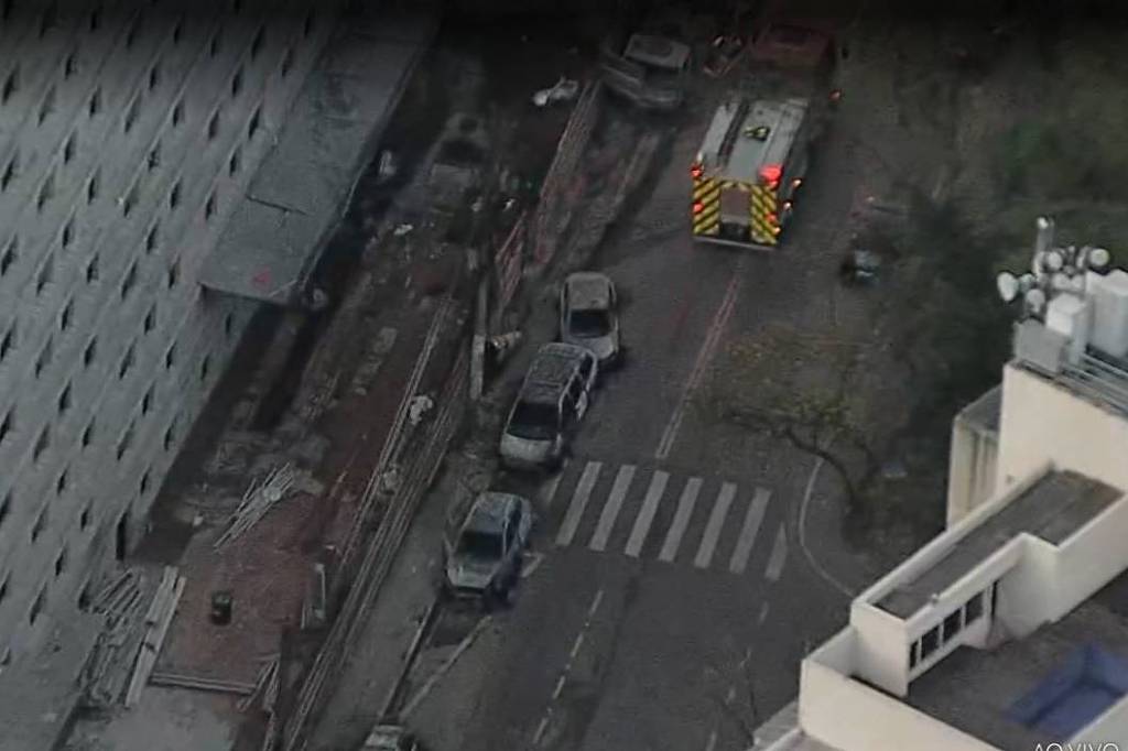 Incêndio destrói galpão e 15 carros na Vila Andrade, em SP