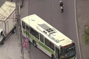 Ônibus são sequestrados e usados como barricadas em ruas do RJ após operação policial