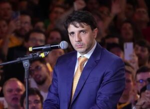 Justiça ordena exclusão de post de Renan Santos sobre indígenas