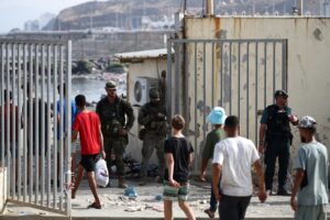 Moradores de Ceuta destroem acampamento de imigrantes em meio a aumento de tensões
