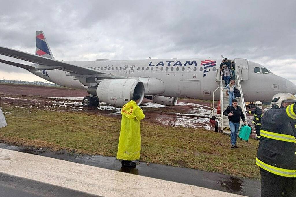 Airbus da Latam sai da pista após pouso no Aeroporto de Cascavel (PR)