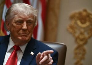 Juíza revoga política de Trump que barrava vistos de imigração de 75 países