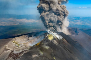 Erupção do Etna atrai multidão de turistas na Itália