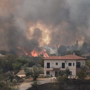 6ago2021 fogo se aproxima de casa no vilarejo de afidnes a 30km de atenas na grecia centenas de bombeiros lutam para extinguir chamas 1628254087210 v2 1x1