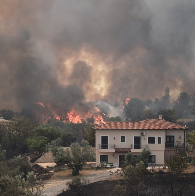 6ago2021 fogo se aproxima de casa no vilarejo de afidnes a 30km de atenas na grecia centenas de bombeiros lutam para extinguir chamas 1628254087210 v2 1x1