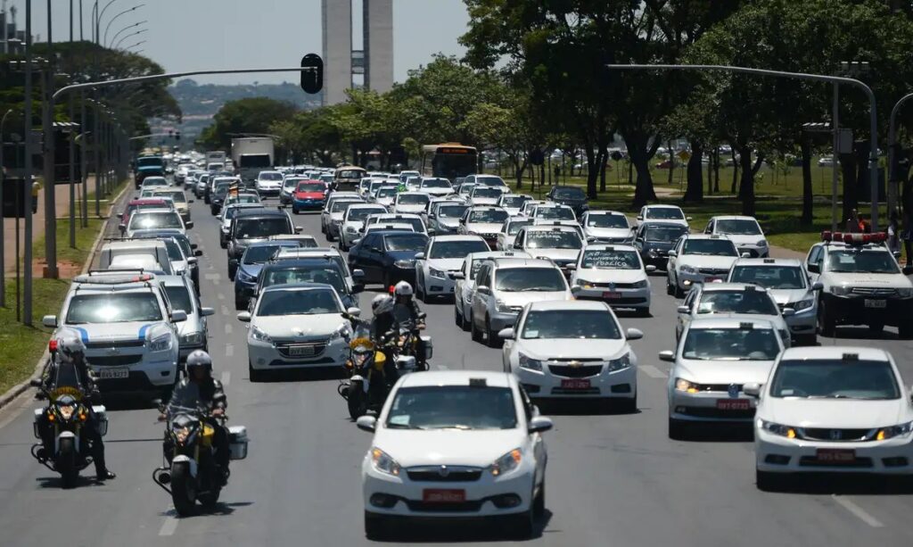 Governo amplia teto de crédito para carros de aplicativo para R$ 200 mil