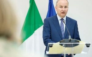 Cinco jovens morrem ao dirigir na contramão na Irlanda; autoridades acusam redes sociais