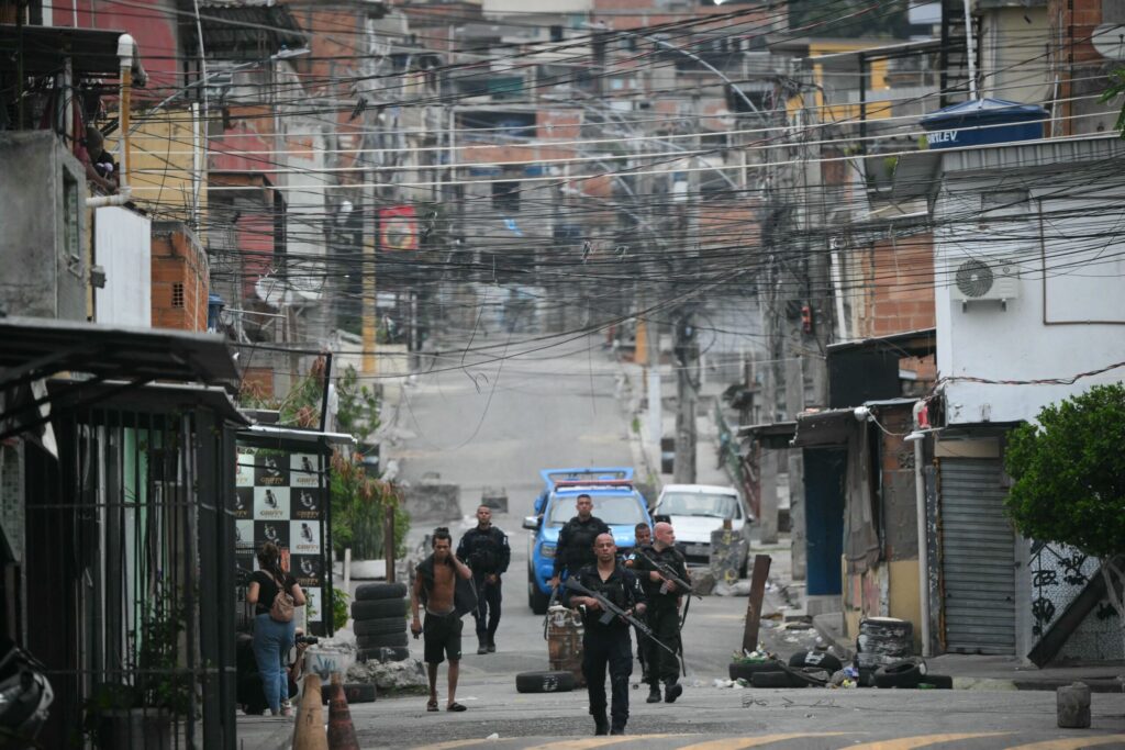 Operação do Bope na Cidade de Deus (RJ) tem tiroteio e ônibus usados para obstruir ruas
