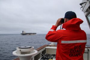 Petróleo dispara por exigências de EUA e Irã para reabrir Ormuz