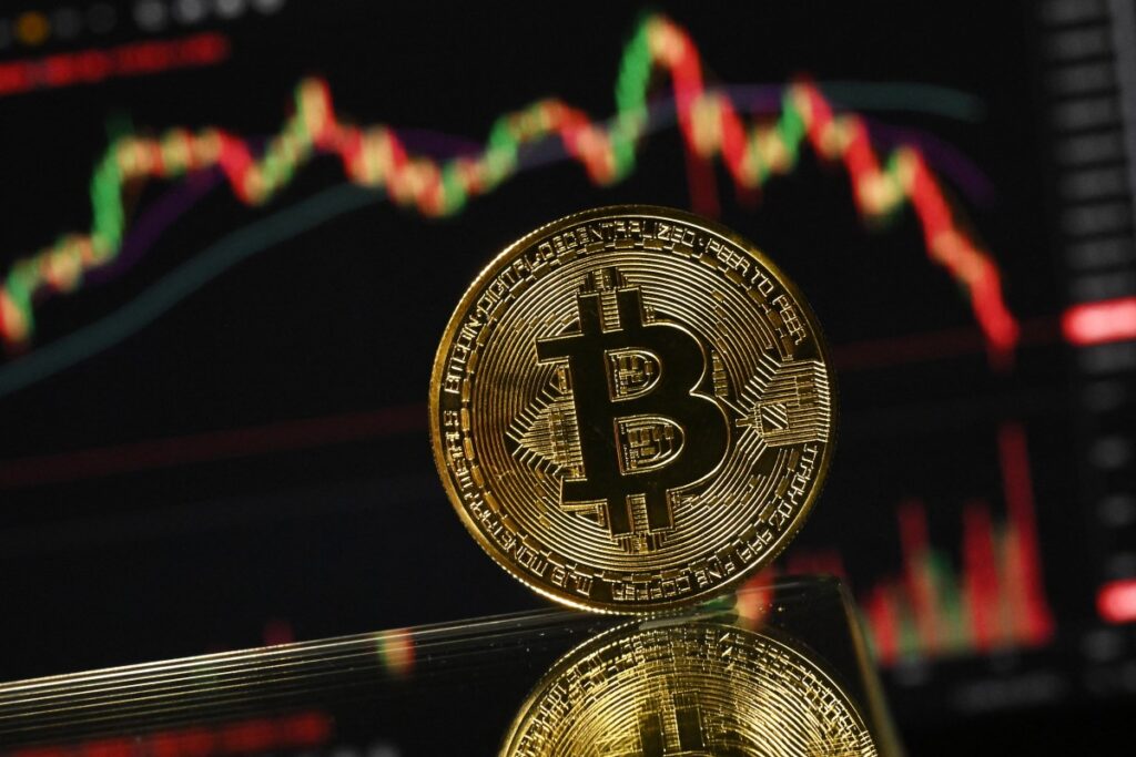 Bitcoin volta a superar US$ 80 mil após três meses e sobe quase 25% em uma semana