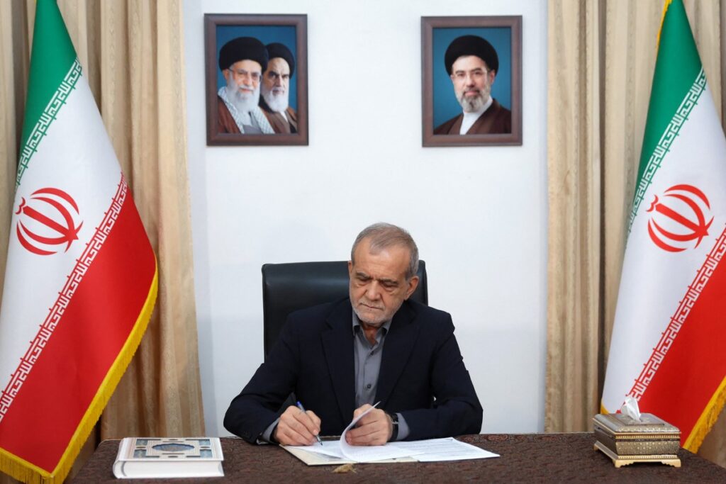 Iranianos apoiarão “até o fim” qualquer decisão que a liderança tomar, diz Pezeshkian