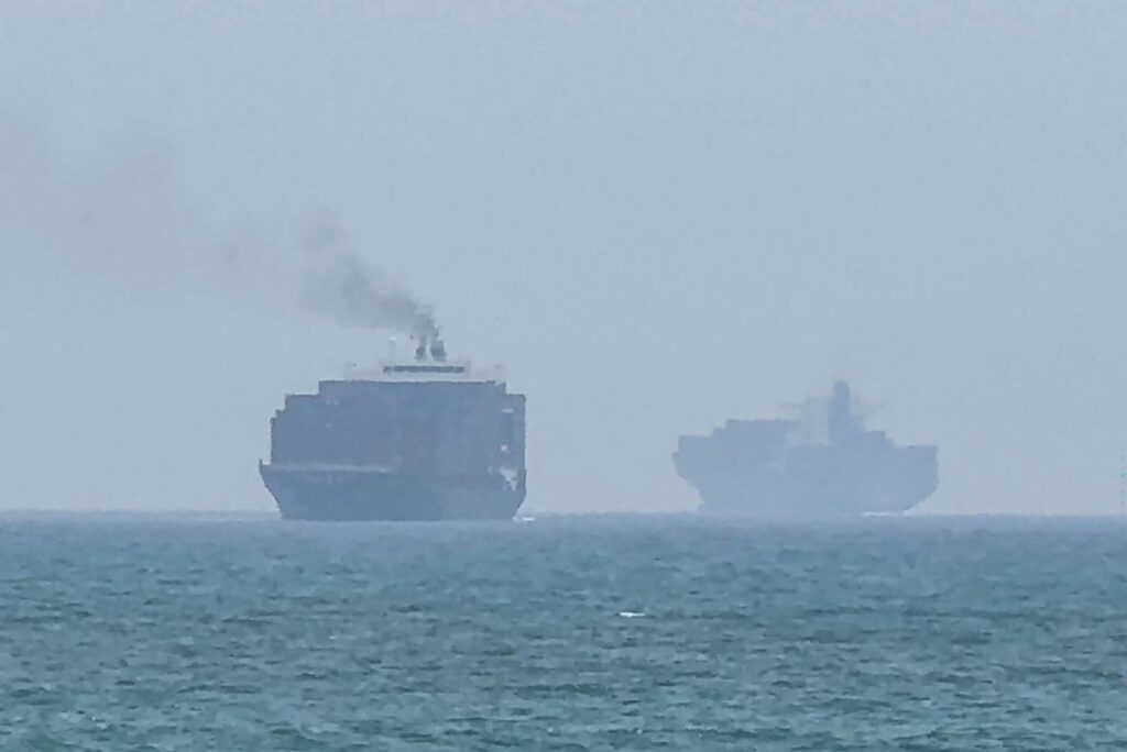 Navio petroleiro é atingido por projétil no Estreito de Ormuz; não há registro de vítimas