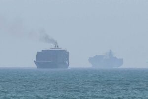 Navio petroleiro é atingido por projétil no Estreito de Ormuz; não há registro de vítimas