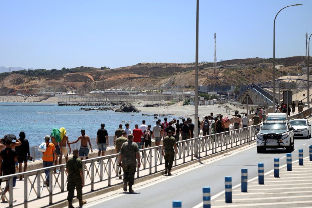 Espanha reintroduz controles em voos e navios da Itália em meio a disputa migratória