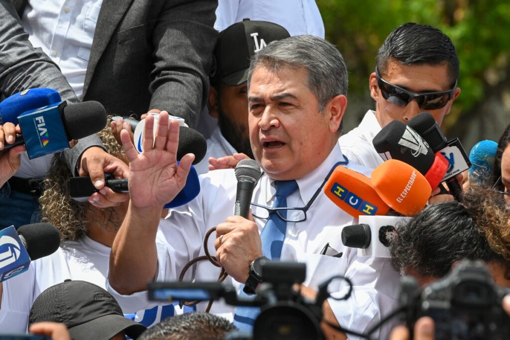 Ex-presidente hondurenho indultado pelos EUA vai se defender em liberdade