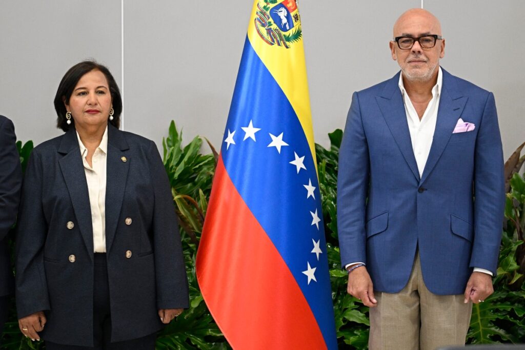 Governo interino e delegados da oposição iniciam diálogo na Venezuela