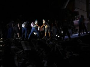 Socorristas buscam sobreviventes de terremoto na Colômbia